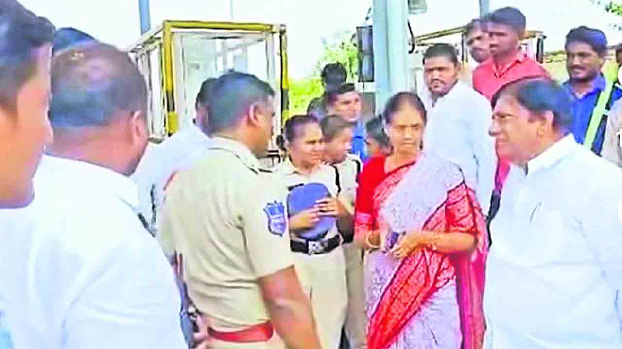 పోలీసుల ఉక్కుపాదం