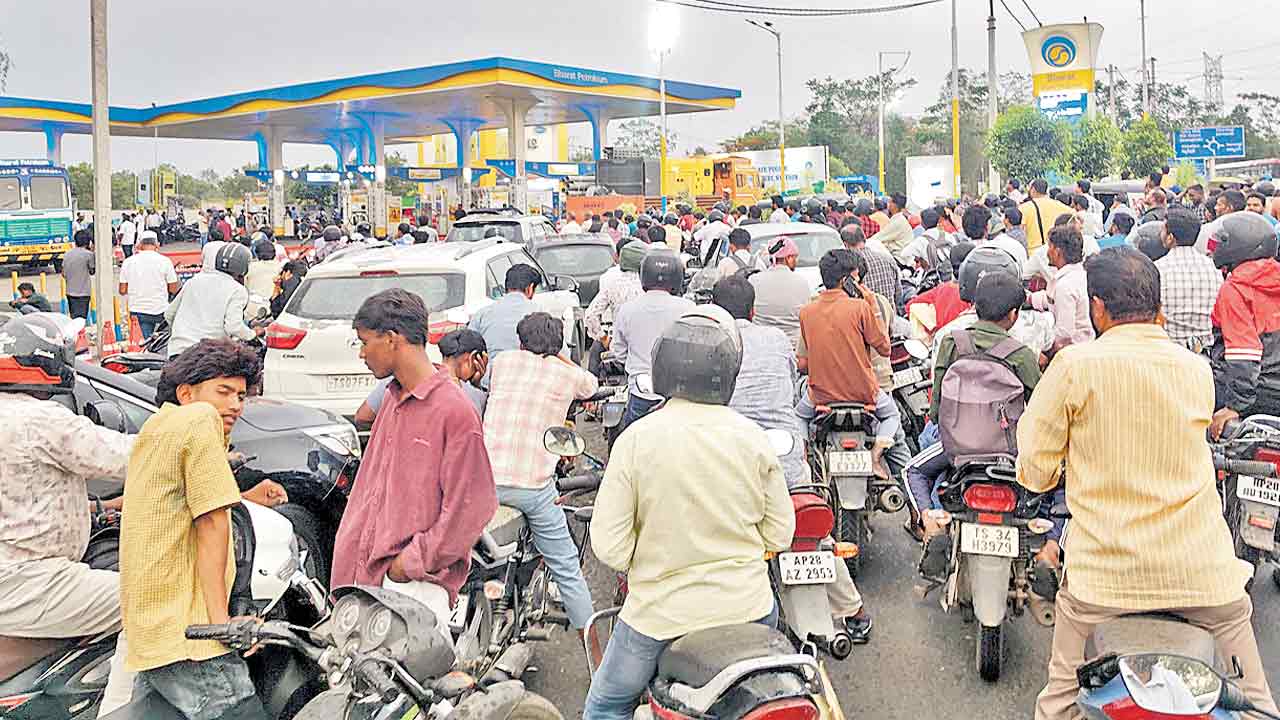 ఇంధన కొరత బంకుల మూత