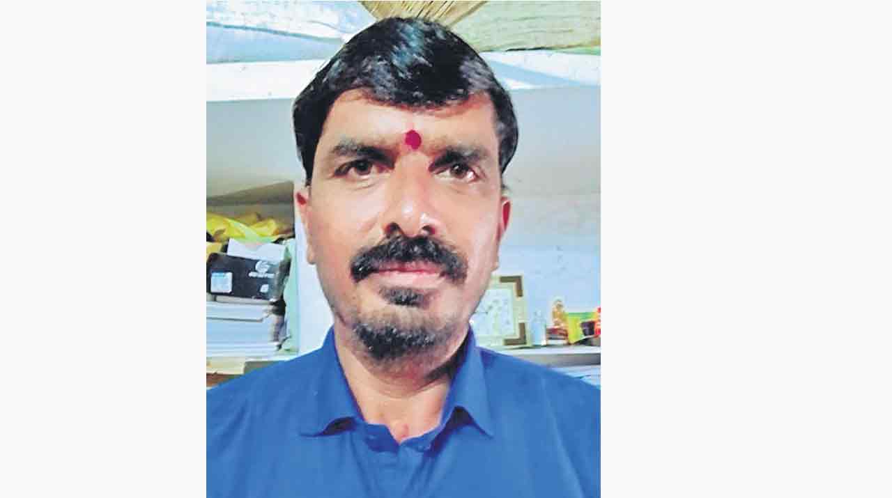 ఉపాధి కరువై ఆటో డ్రైవర్‌ ఆత్మహత్య