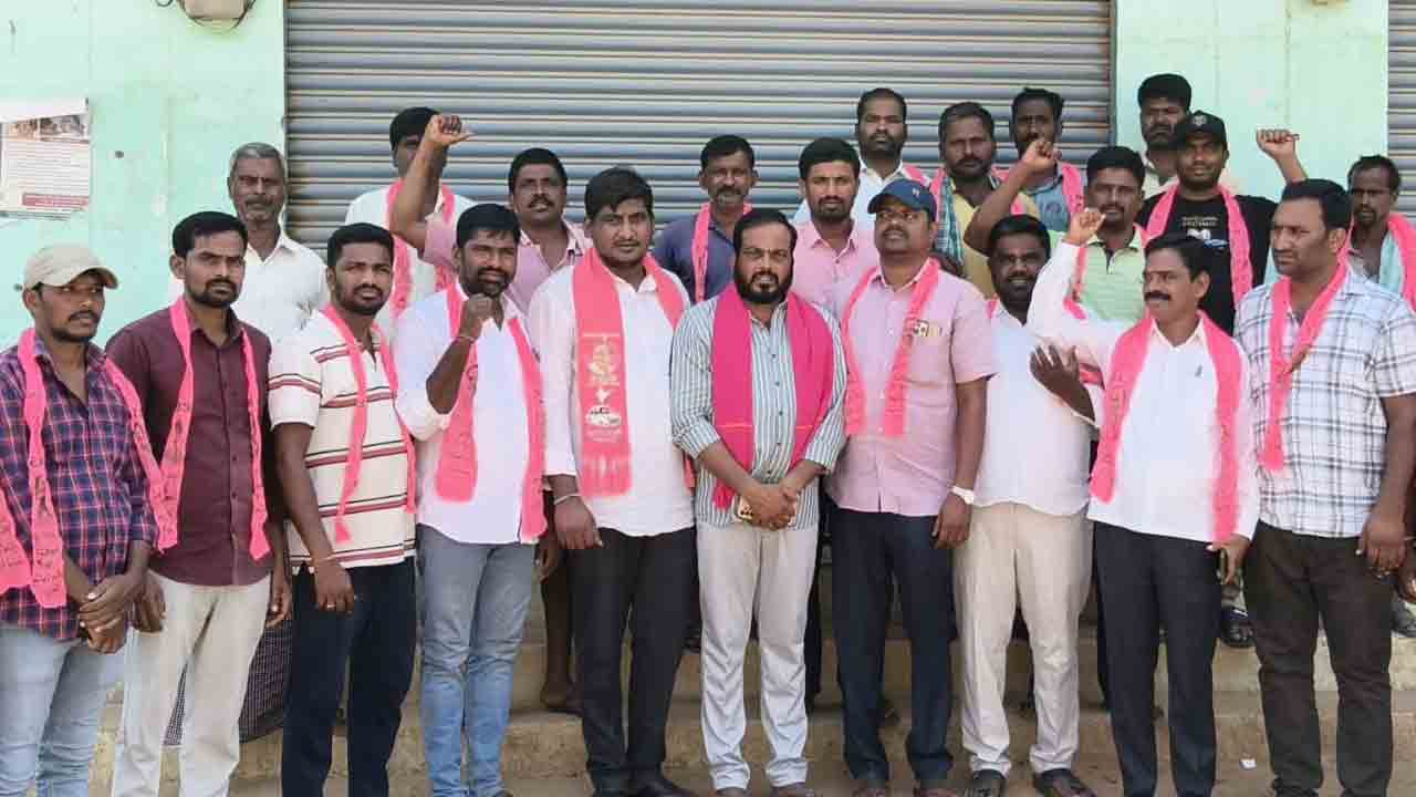 మొక్కజొన్న కొనుగోలు కేంద్రాన్ని ప్రారంభించాలి