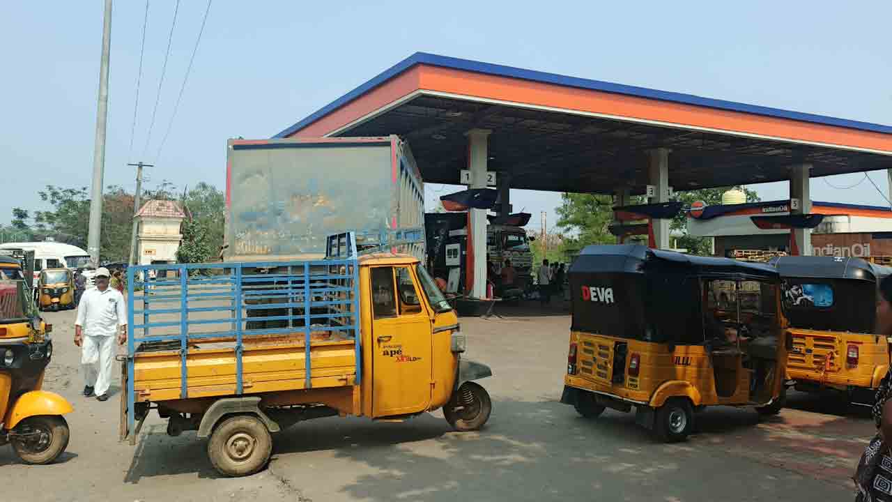 బంకుల వద్ద బారులు