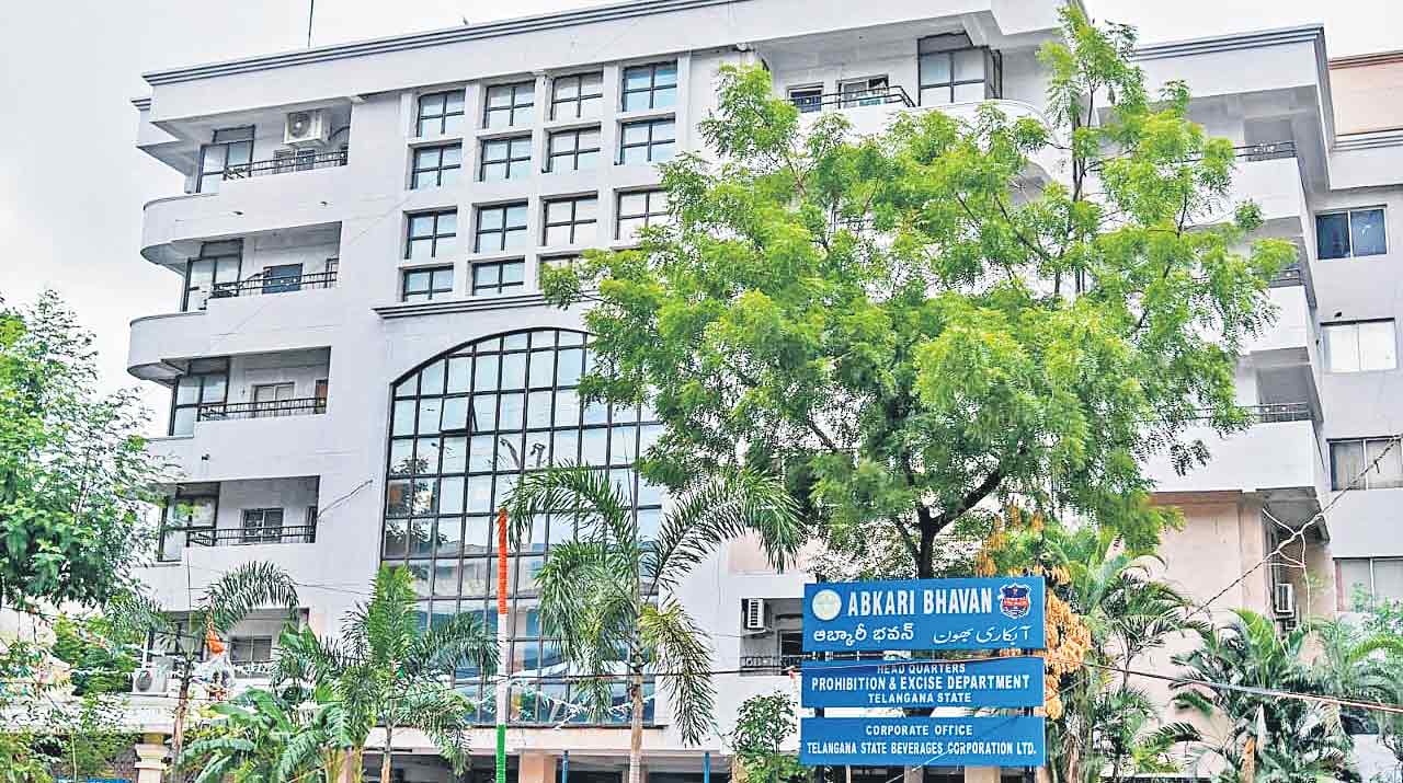 ఎక్సైజ్‌ కానిస్టేబుళ్ల బదిలీలతో బంతాట!