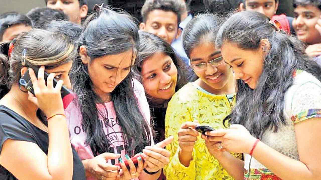 సైన్స్‌లో భళా.. ఆర్ట్స్‌ కోర్సుల్లో డీలా