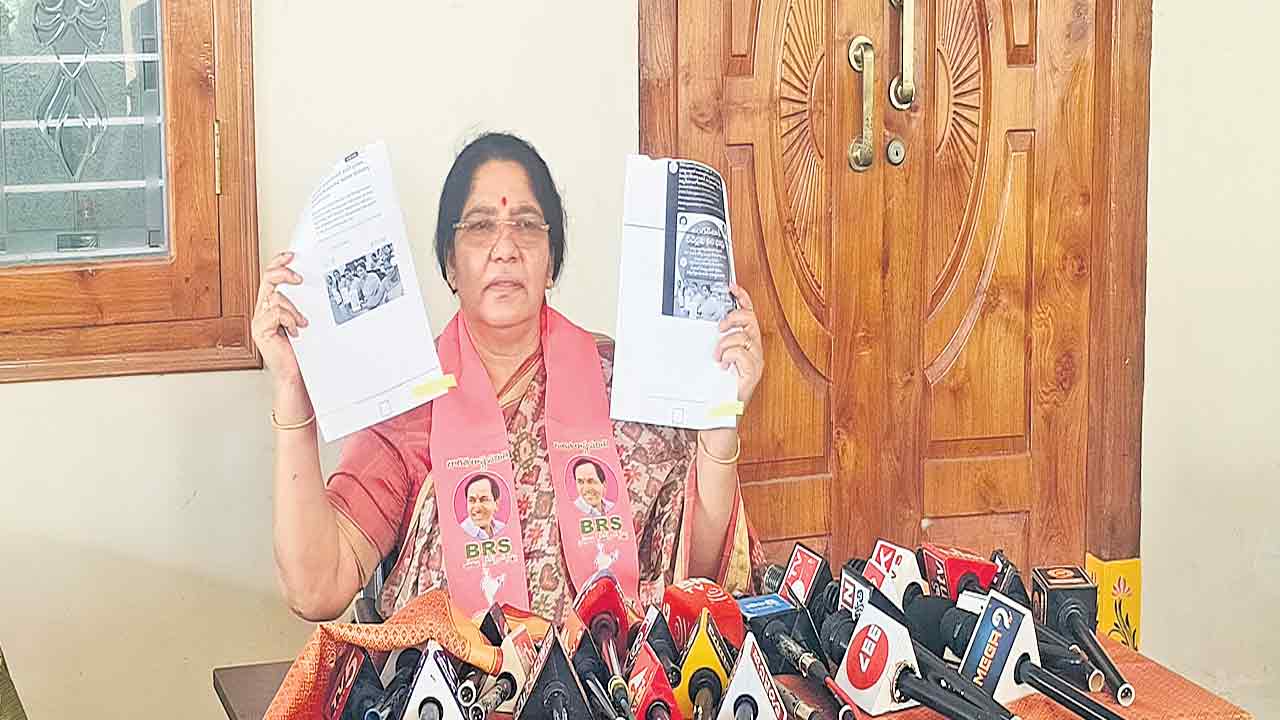 కేసీఆర్‌కు సీతక క్షమాపణ చెప్పాలి