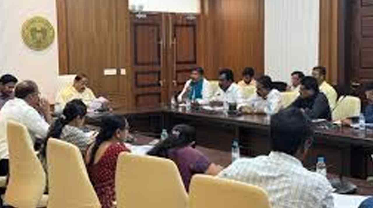 కార్పొరేషన్లలో కదలరు.. వదలరు!