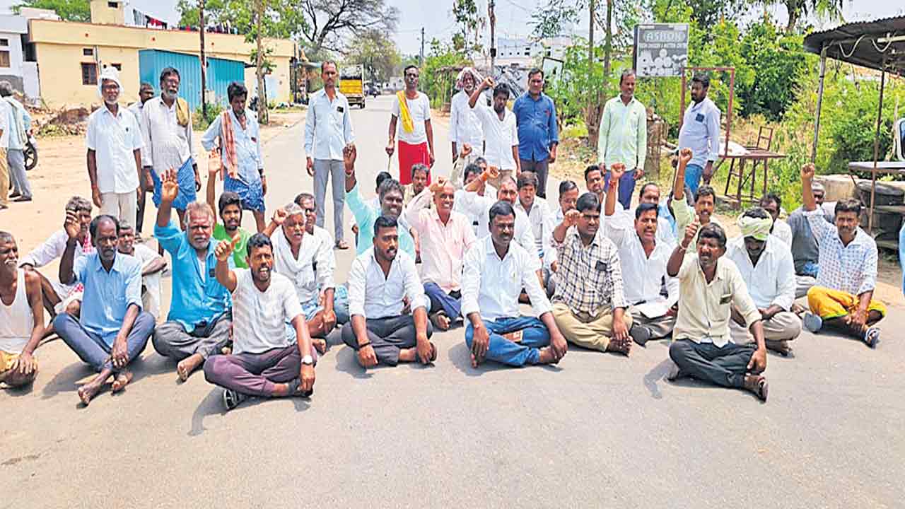 పంటలకు పరిహారం చెల్లించాలని ఆందోళన