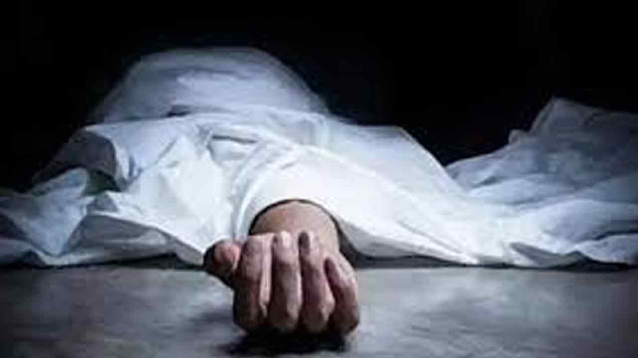 తండ్రిని గొడ్డలితో నరికి చంపిన కొడుకులు