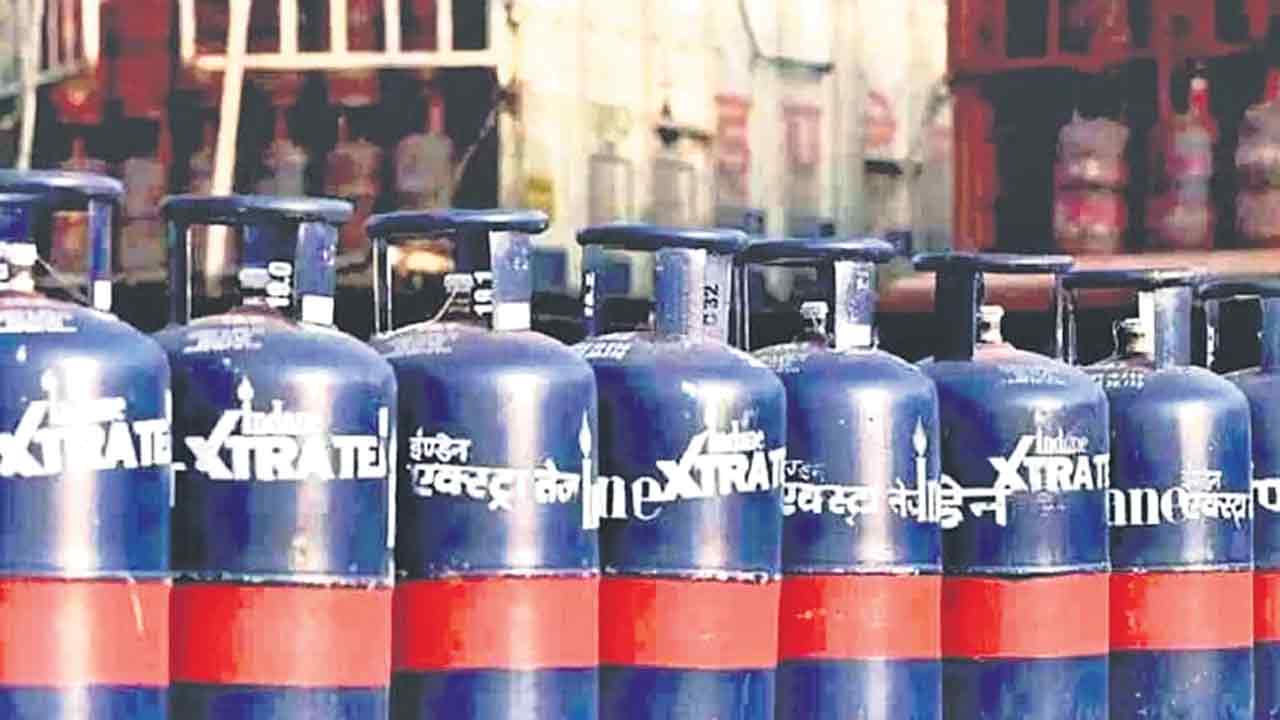 Commercial cylinders | వాణిజ్య సిలిండర్‌పై మళ్లీ బాదుడు..ఏకంగా రూ.195.5 పెంపు