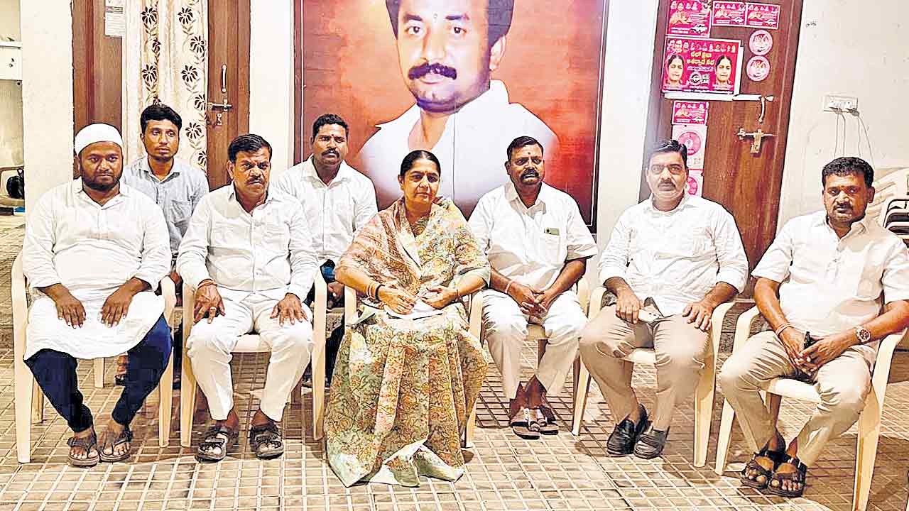 కేసీఆర్‌కు లీగల్‌ నోటీసులా!