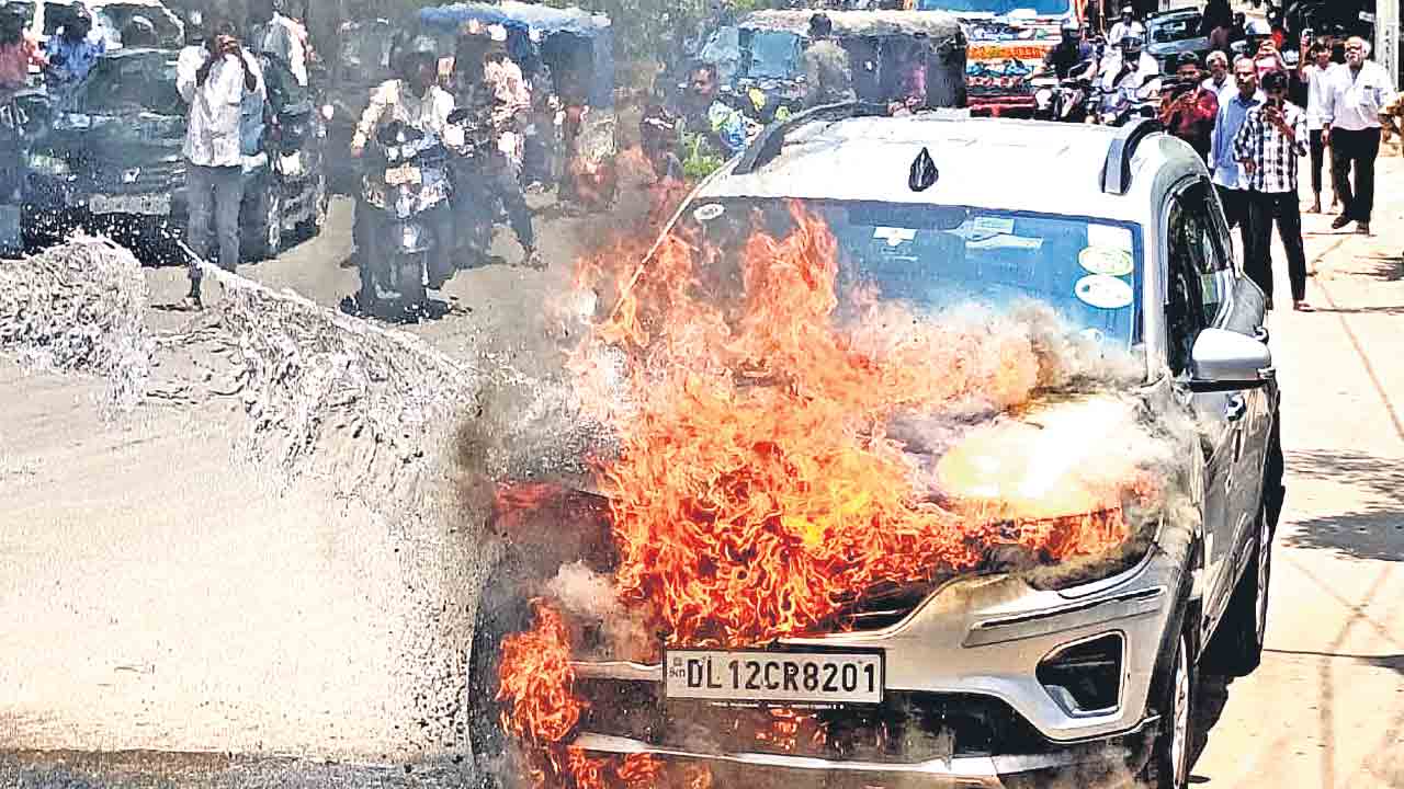 వాహనాలకు మంటలు ..