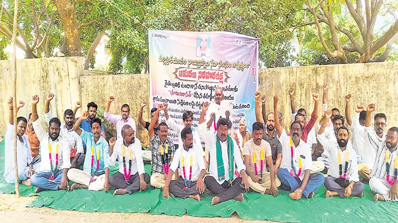 బతికుండగానే అధికారులు చంపేసిన్రు!