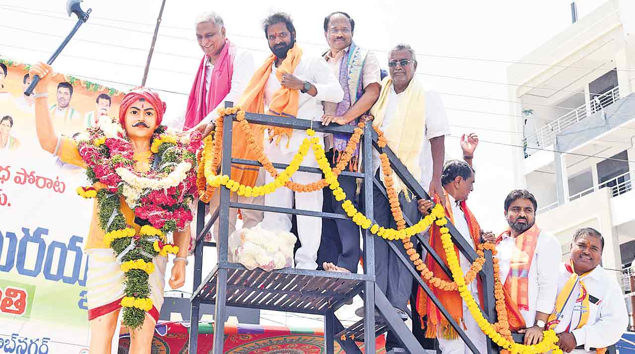 గ్యారెంటీలు గాలికొదిలి కేరళలో గొప్పలా?