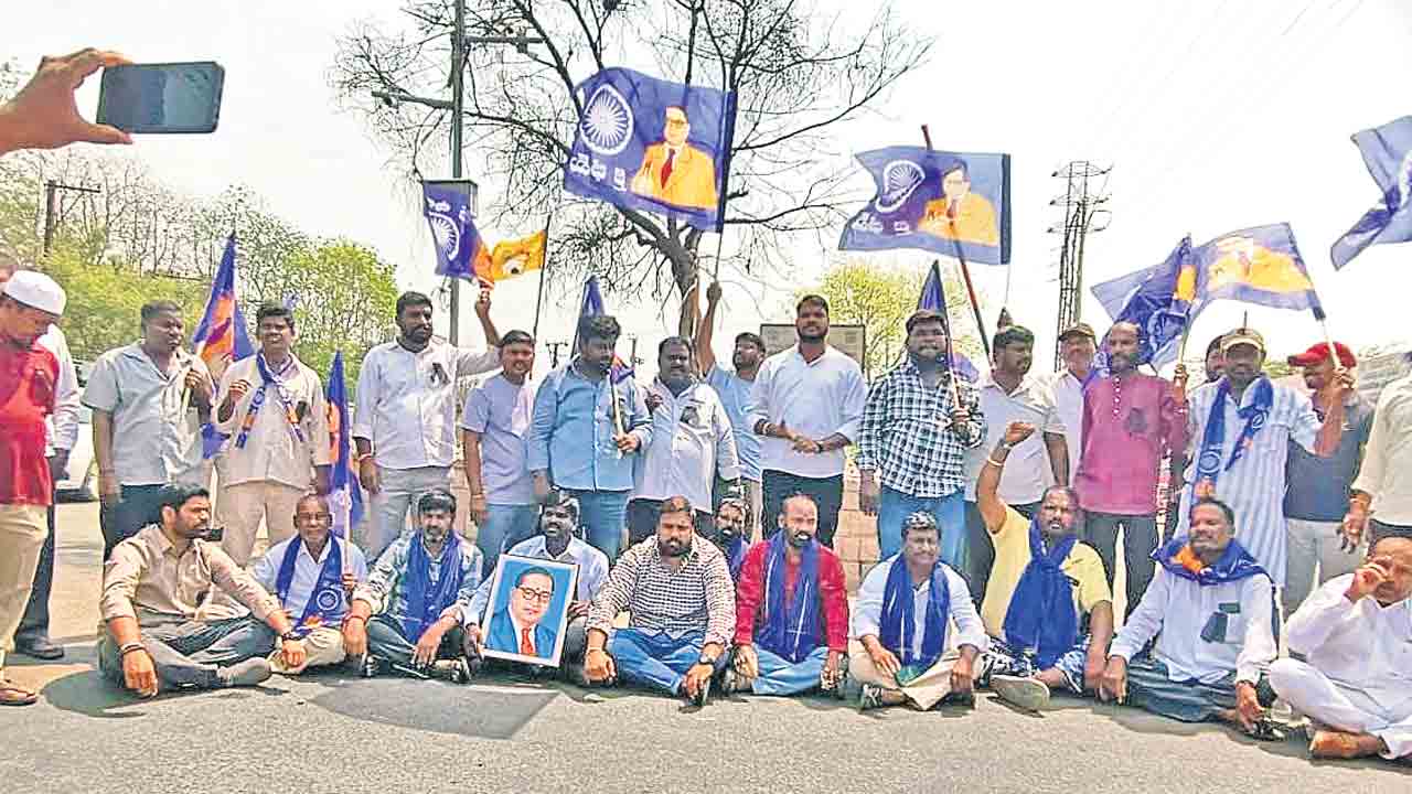 మహనీయుల విగ్రహాలు తొలగింపుతో నిరసన