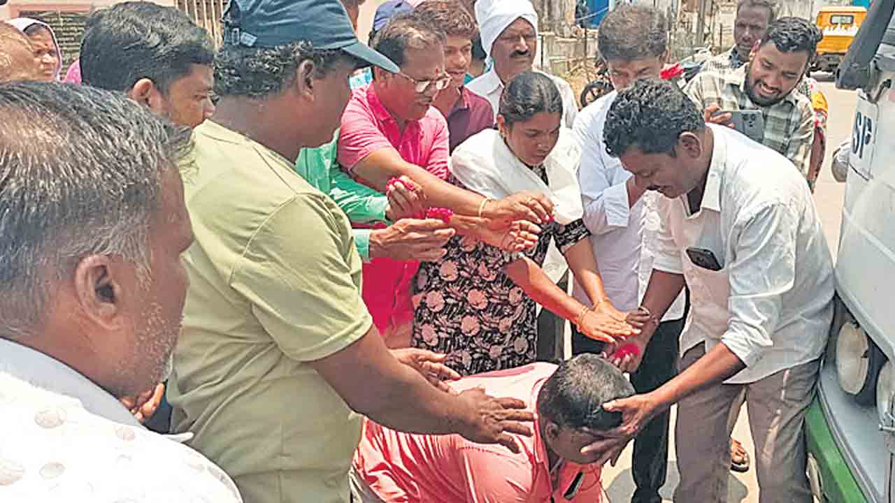ప్రభుత్వం మొండివైఖరి వీడాలి