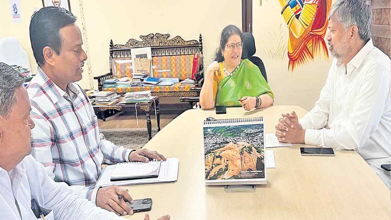 చేనేత బీమా సొమ్మును విడుదల చేయాలి