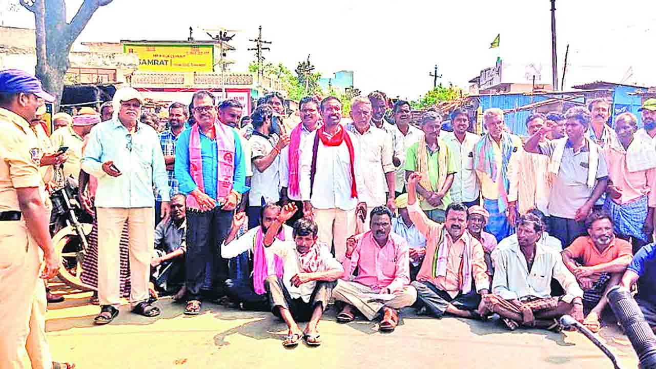 రోడ్డెక్కిన మక్క రైతు