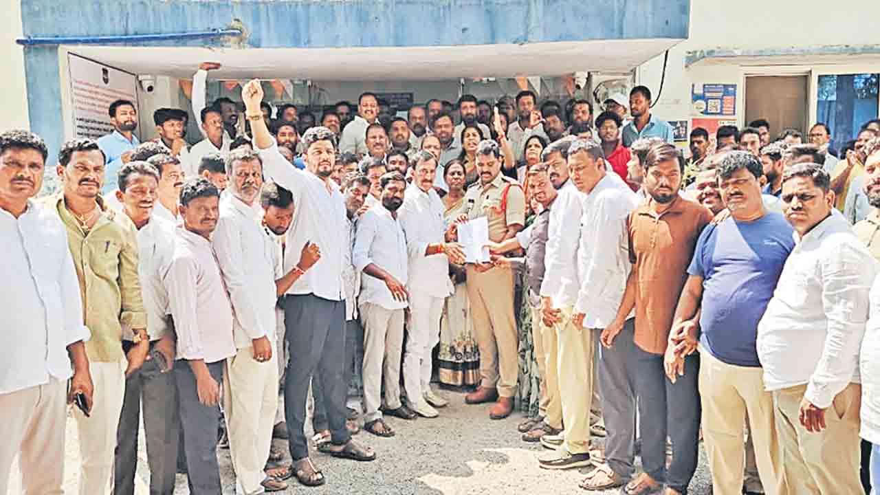 కాంగ్రెస్ గూండాగిరీ