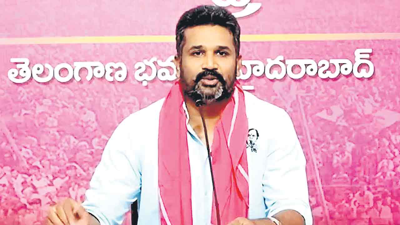 సెల్‌ఫోన్‌ టెండర్లలో 30 కోట్ల కుంభకోణం