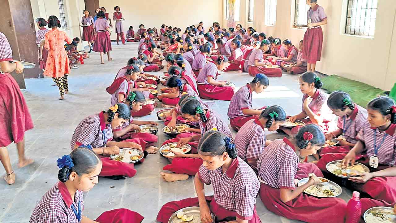 నిధుల మేతకు ‘టెండర్‌’.. ఏకమొత్తంగా ఇవ్వడంలో ఆంతర్యం అదేనా? సర్కార్‌ తీరుపై చిన్న కాంట్రాక్టర్ల అభ్యంతరం