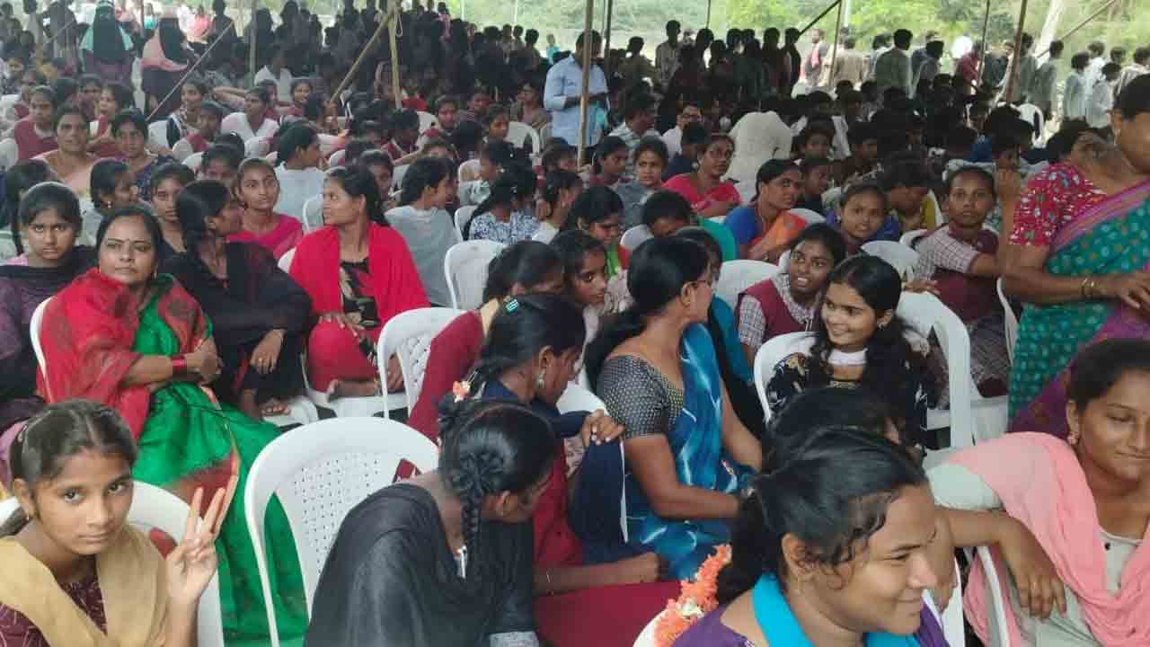 ఉచిత సైకిళ్ల కోసం విద్యార్థినుల నిరీక్షణ