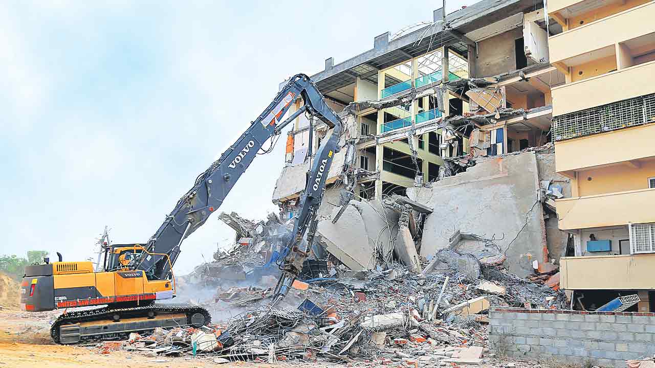 కోర్టుల కంటే హైడ్రా ఎకువా?