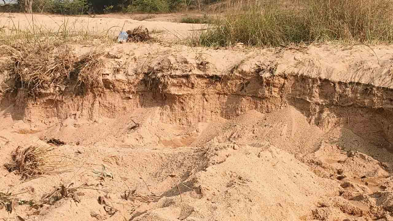 ఇసుక తోడేళ్లు!