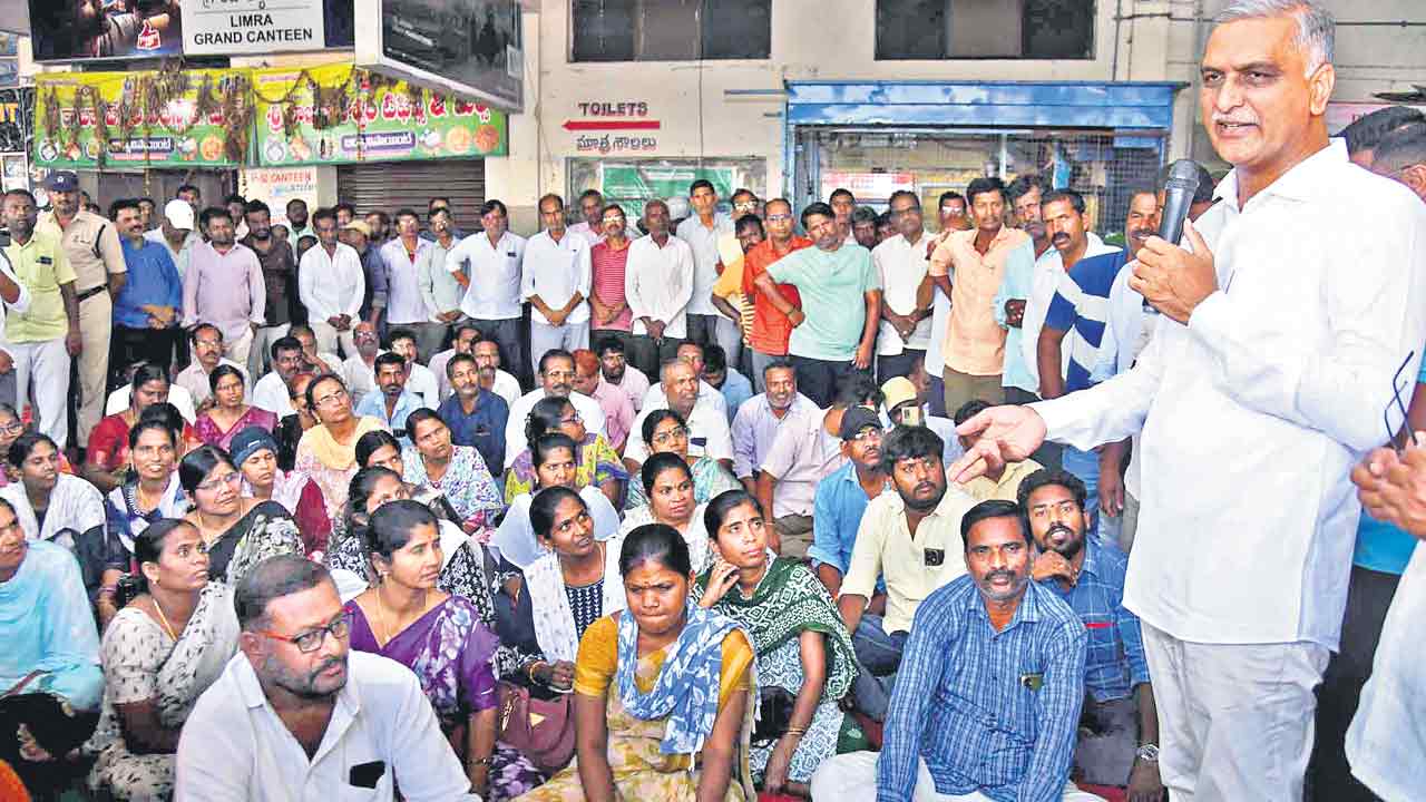 RTC Strike | డిపోల వద్ద ఉద్రిక్తత సత్తుపల్లిలో పోలీసులతో వాగ్వాదం..కల్వకుర్తిలో బస్సుపైకి రాళ్లు విసిరిన వ్యక్తులు