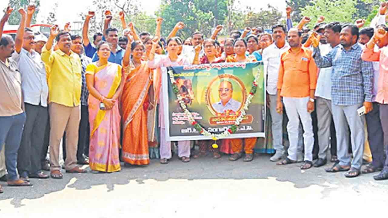 సమ్మెపై పోలీసు జులుం