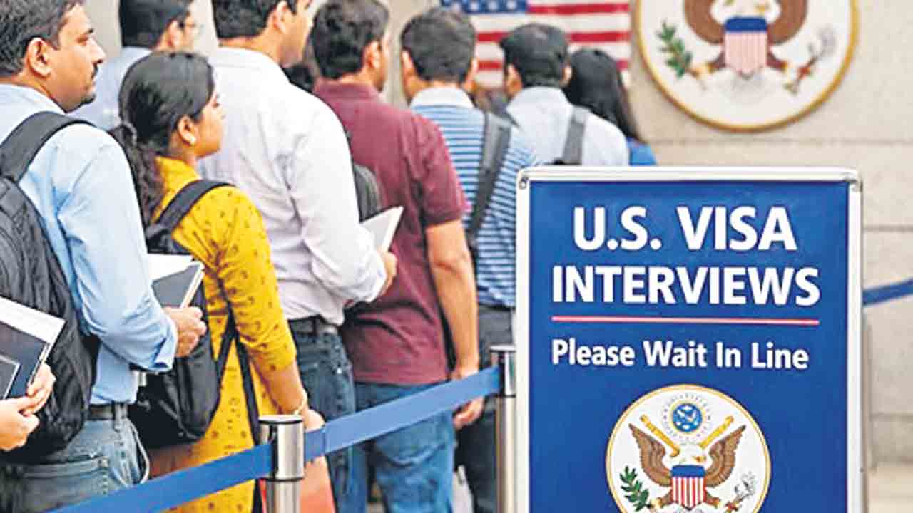 హెచ్‌-1బీ వీసాలను మూడేండ్లు నిలిపివేయాలి