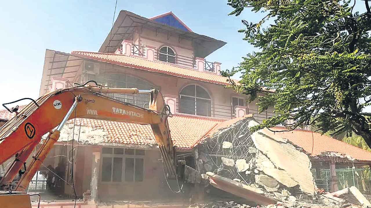 సుప్రీంకోర్టు న్యాయవాదిపై కక్షతోనేనా?