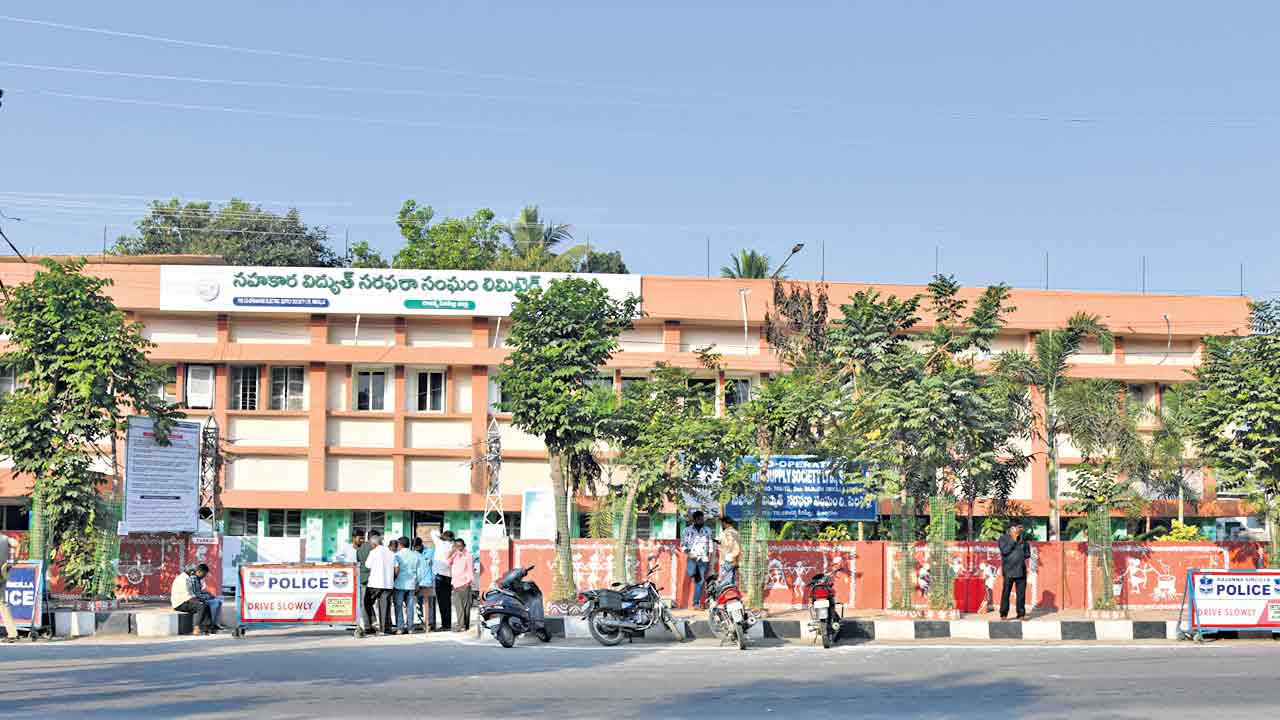 సెస్‌ విలీనానికి సర్కార్‌ కుట్ర?