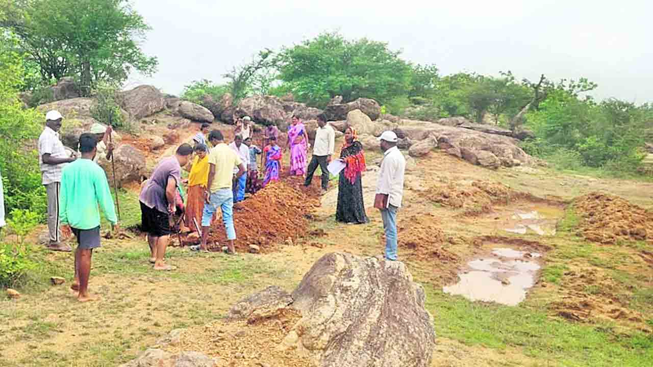 పని ప్రదేశంలో కూలీలకు కనీస వసతులు కరువు