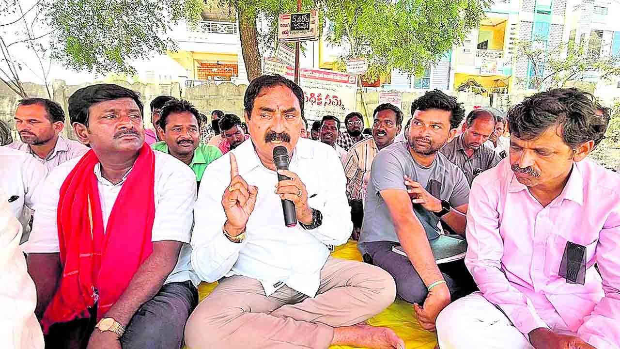 విద్యుత్‌ కార్మికుల సమస్యలు పరిష్కరించాలి