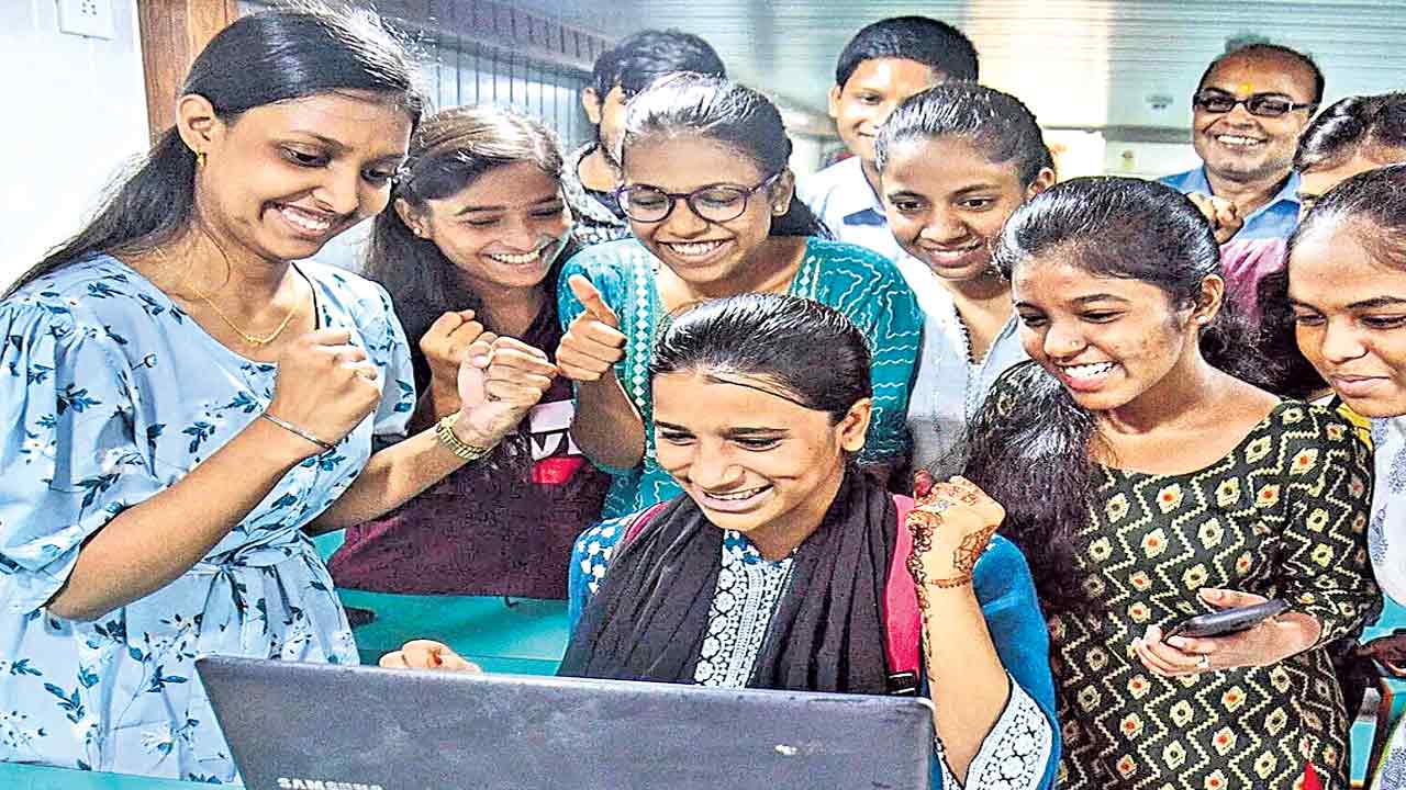 Inter Results | ఇంటర్ ఫలితాల్లో అమ్మాయిలే టాపర్లు.. ఎంపీసీ, బైపీసీ టాప్‌-10లో అందరూ బాలికలే