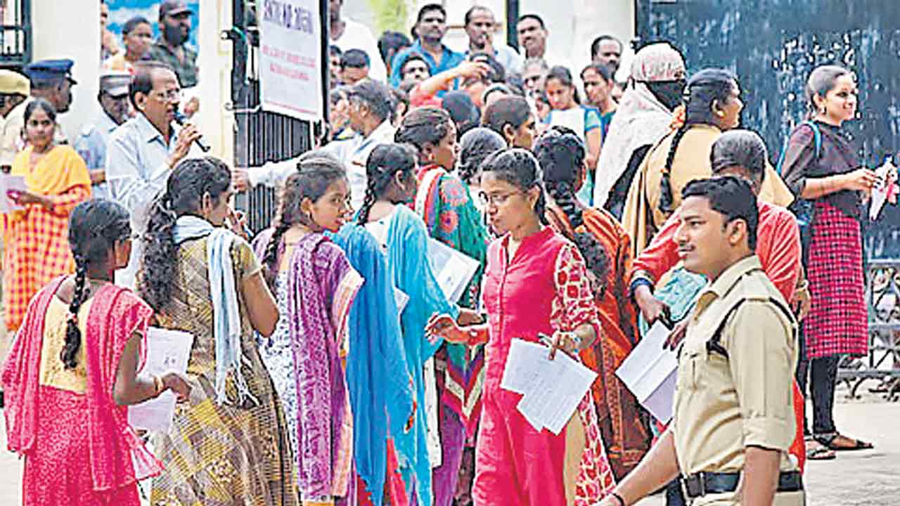 TGPSC | ఉద్యోగ నోటిఫికేషన్‌లో వయో పరిమితి కుదింపు..పదేండ్లు తగ్గించి, మినహాయింపునూ ఎత్తేసిన టీజీపీఎస్సీ