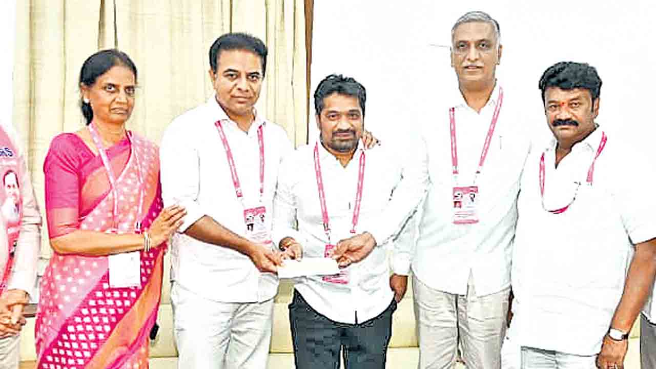 బీఆర్‌ఎస్‌కు రూ.10లక్షల విరాళం