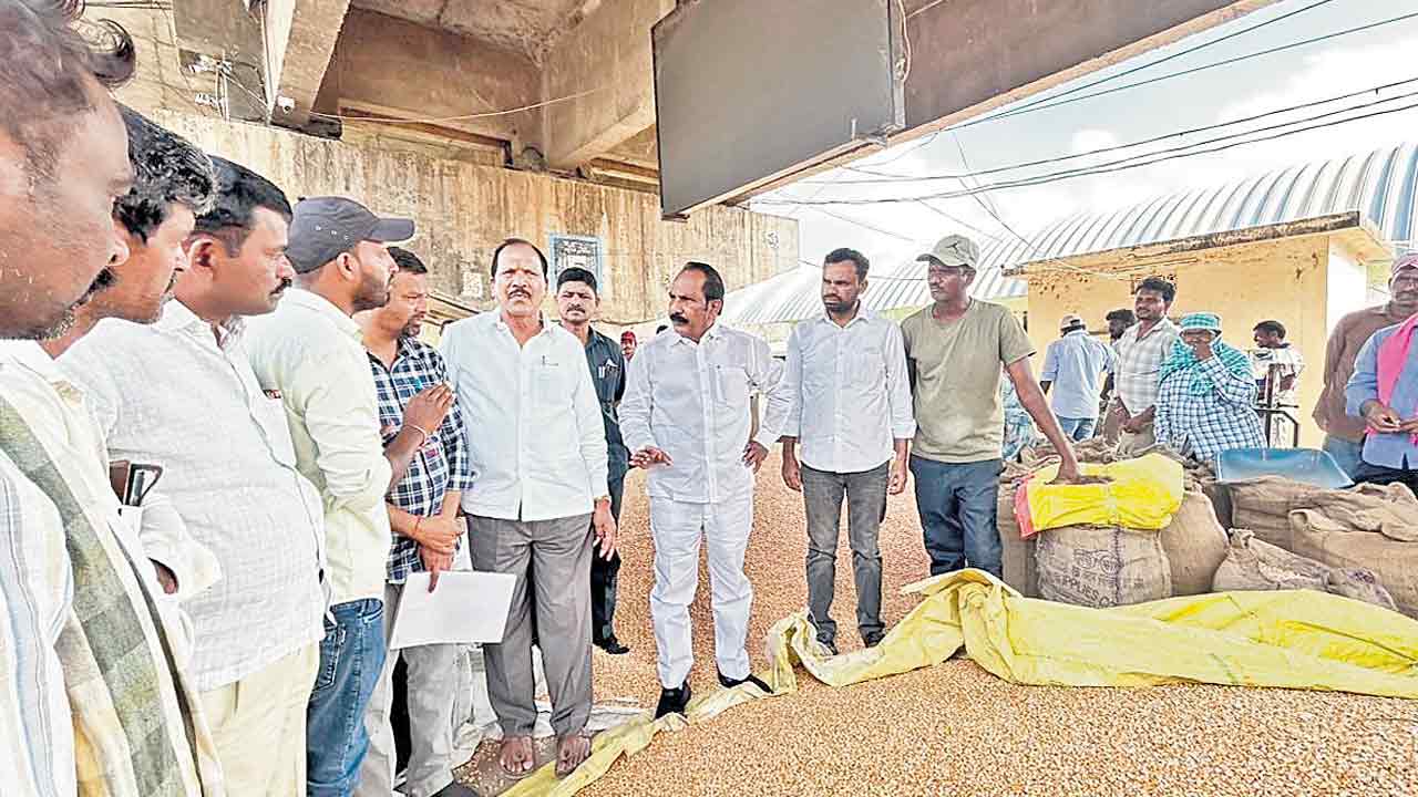 మక్కలకు గిట్టుబాటు ధర కల్పించాలి