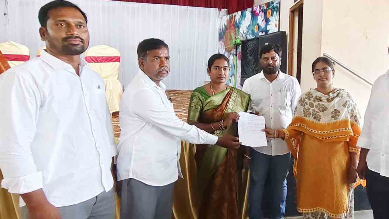 బీఆర్‌ఎస్‌ సర్పంచులకు అవమానం