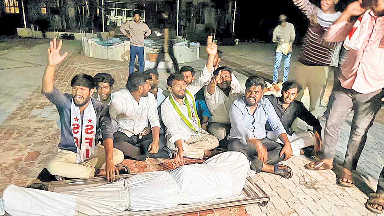 రీయింబర్స్‌మెంట్‌ రాక..అవమానం భరించలేక..విద్యార్థి ఆత్మహత