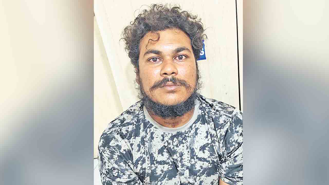 పట్టపగలే కత్తితో బెదిరించి చోరీ