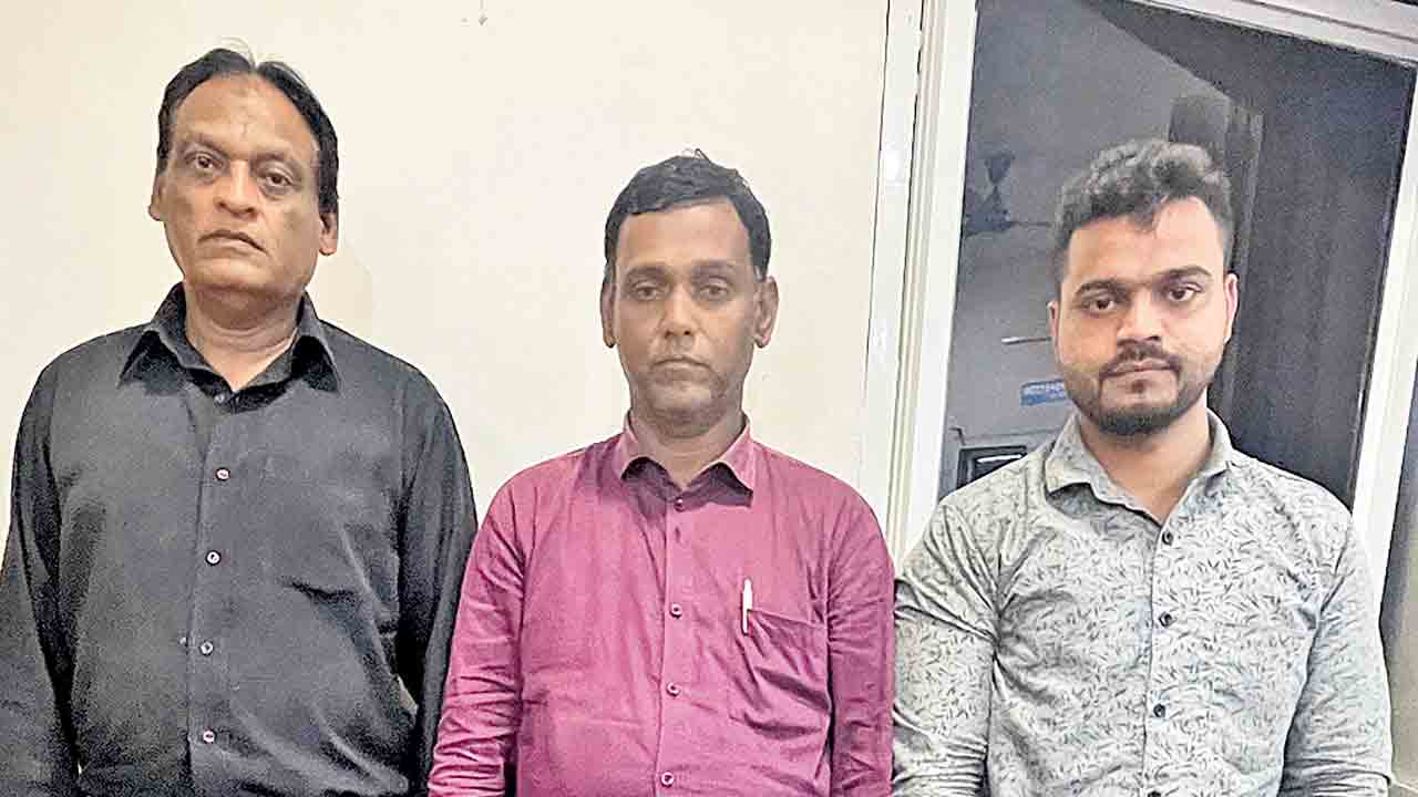 విజిలెన్స్‌ అధికారులమంటూ బ్లాక్‌ మెయిల్‌