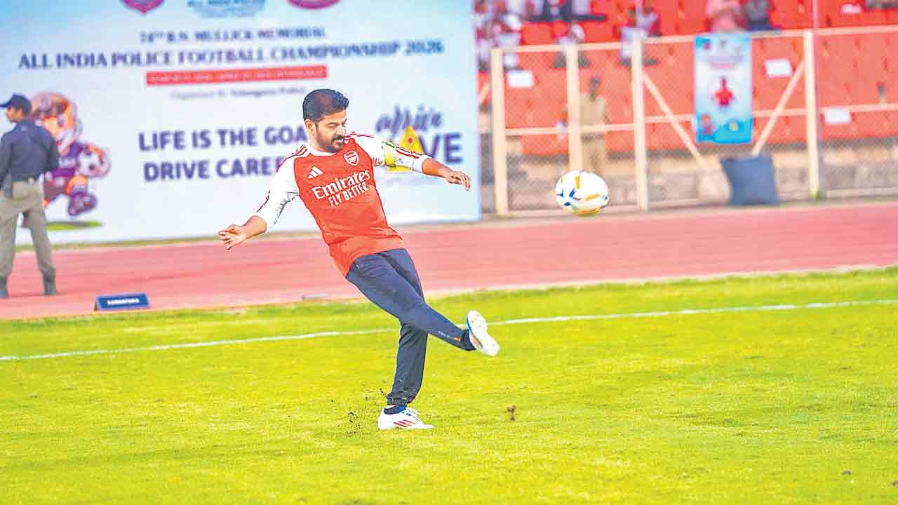 సీఎం బంతాట యువత క్రీడలకు ప్రాధాన్యమివ్వాలి