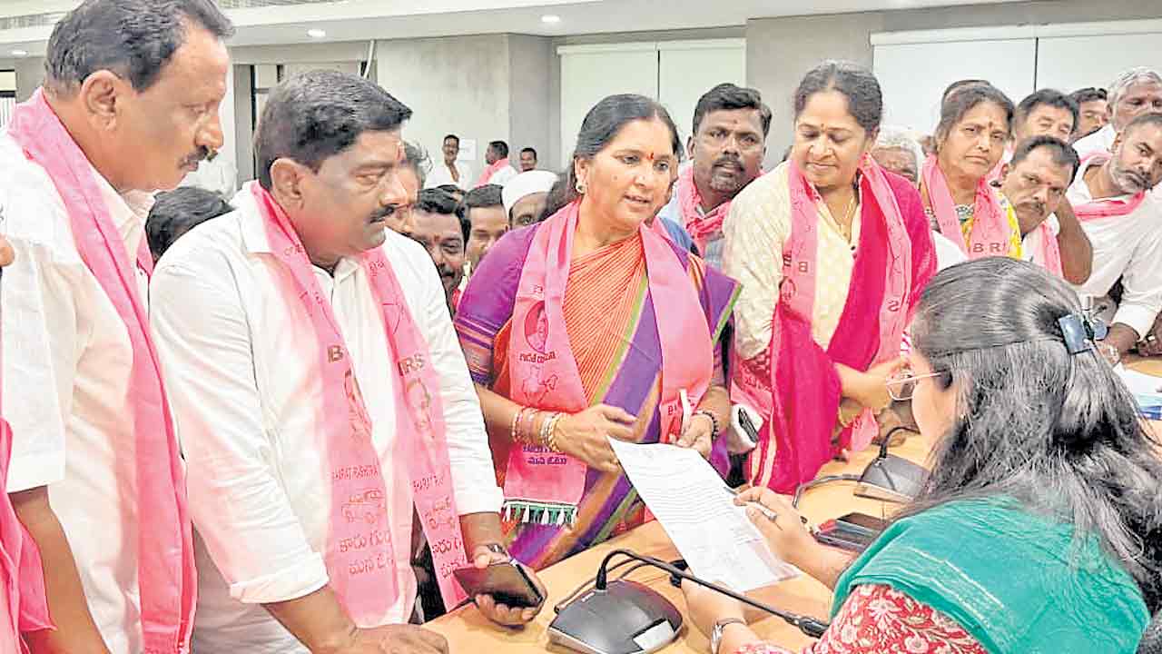 పంటలెండుతున్నయ్‌.. నీళ్లియ్యండి