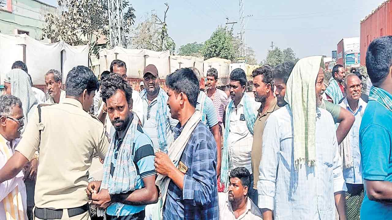 గిట్టుబాటు ధరపై మిల్లర్లతో రైతుల గొడవ