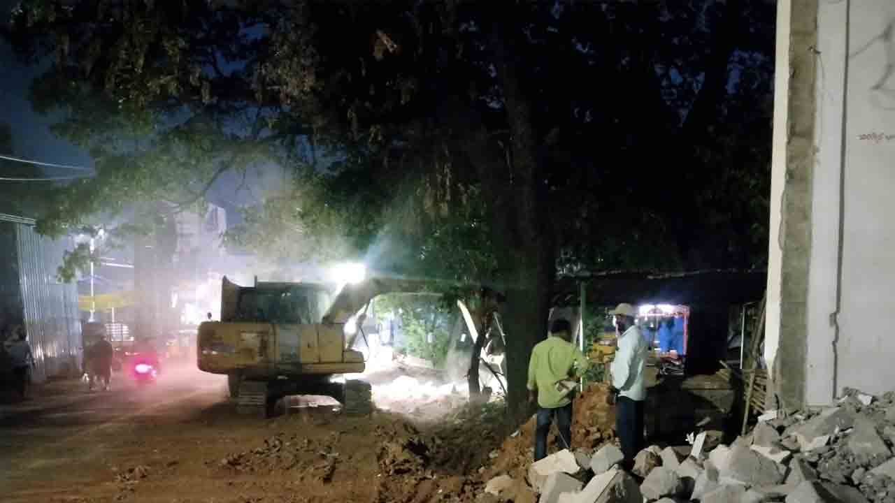 సీఎం ఇలాకాలో బుల్డోజర్ల మోత