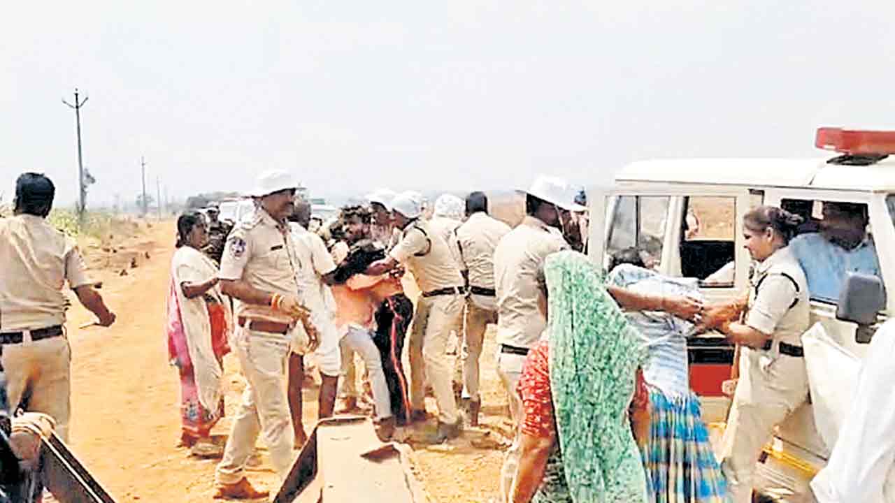 నిమ్జ్‌ భూముల స్వాధీనంలో ఉద్రిక్తత