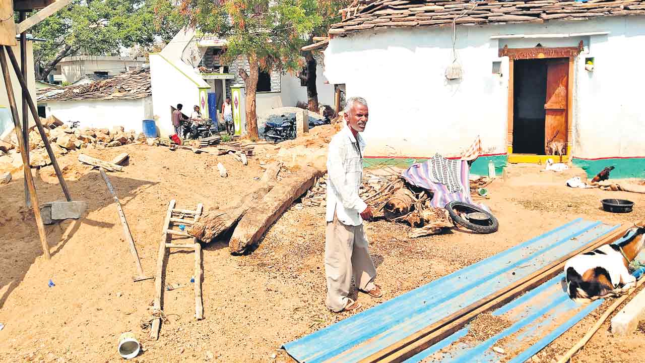 పేదోడి ఇంటిపై కాంగ్రెస్‌ నేత కన్ను!