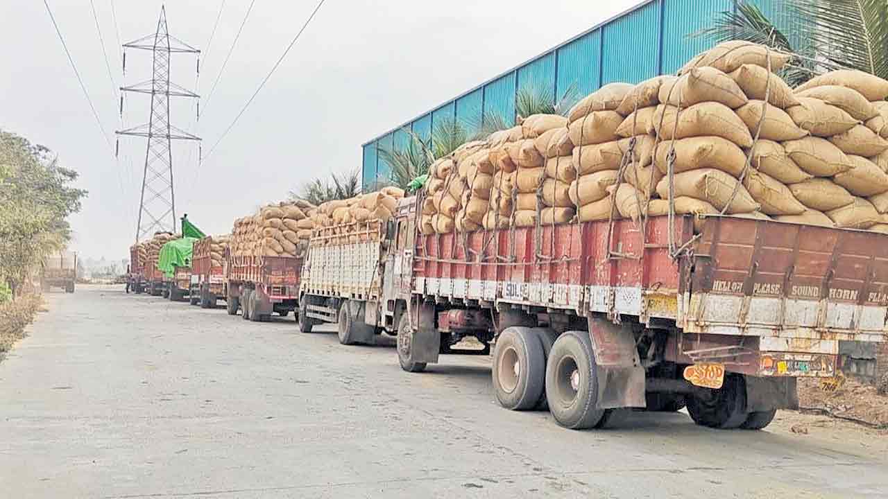 ఆంధ్రా ధాన్యం.. తెలంగాణ రైతు దైన్యం!