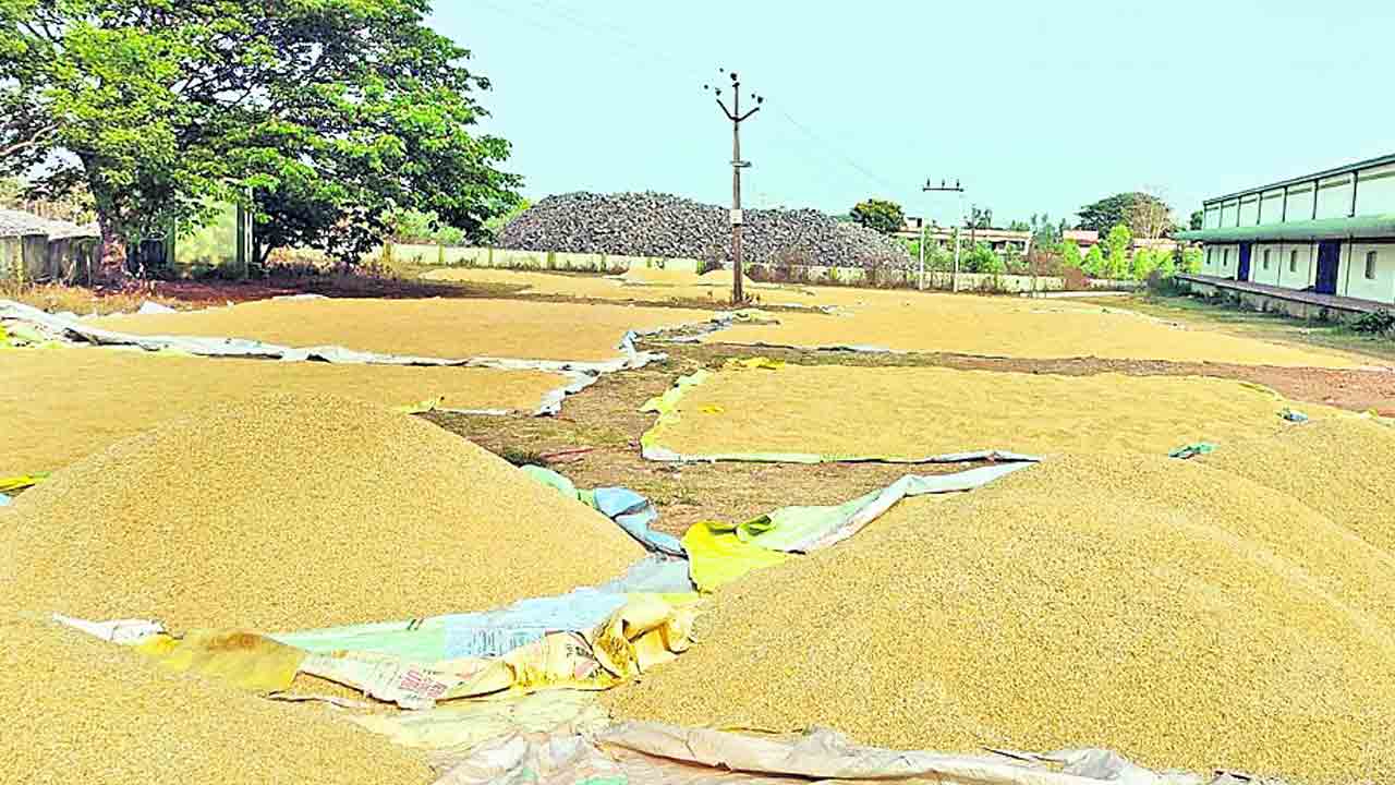 కోతలు మొదలైనా.. కొనుగోళ్లేవి ?