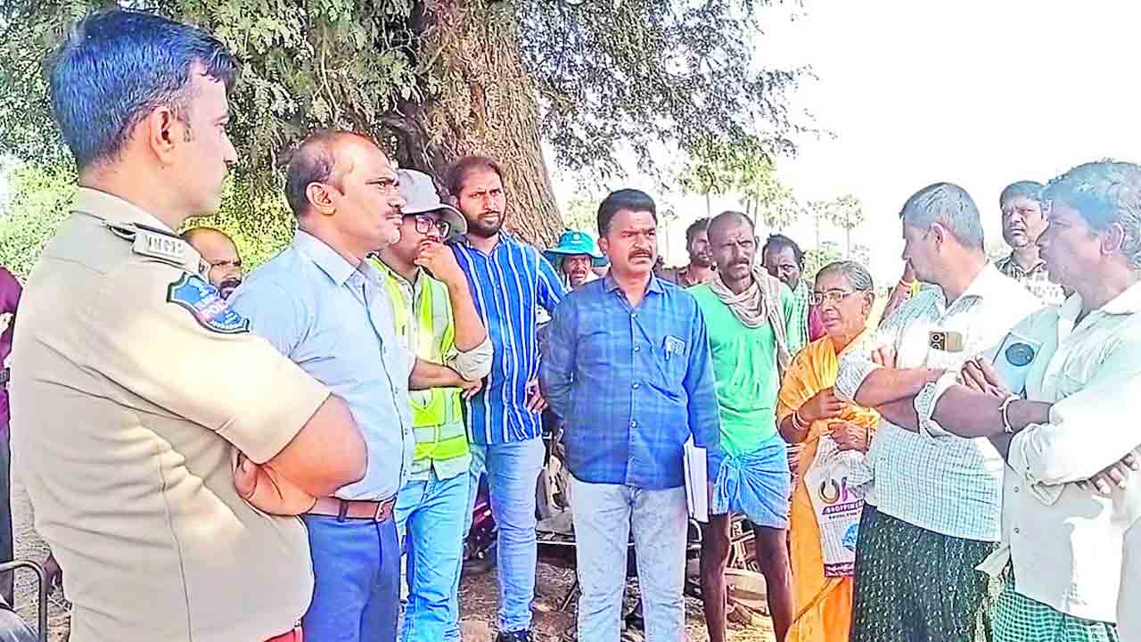 పరిహారం ఇచ్చాకే పనులు చేపట్టాలి